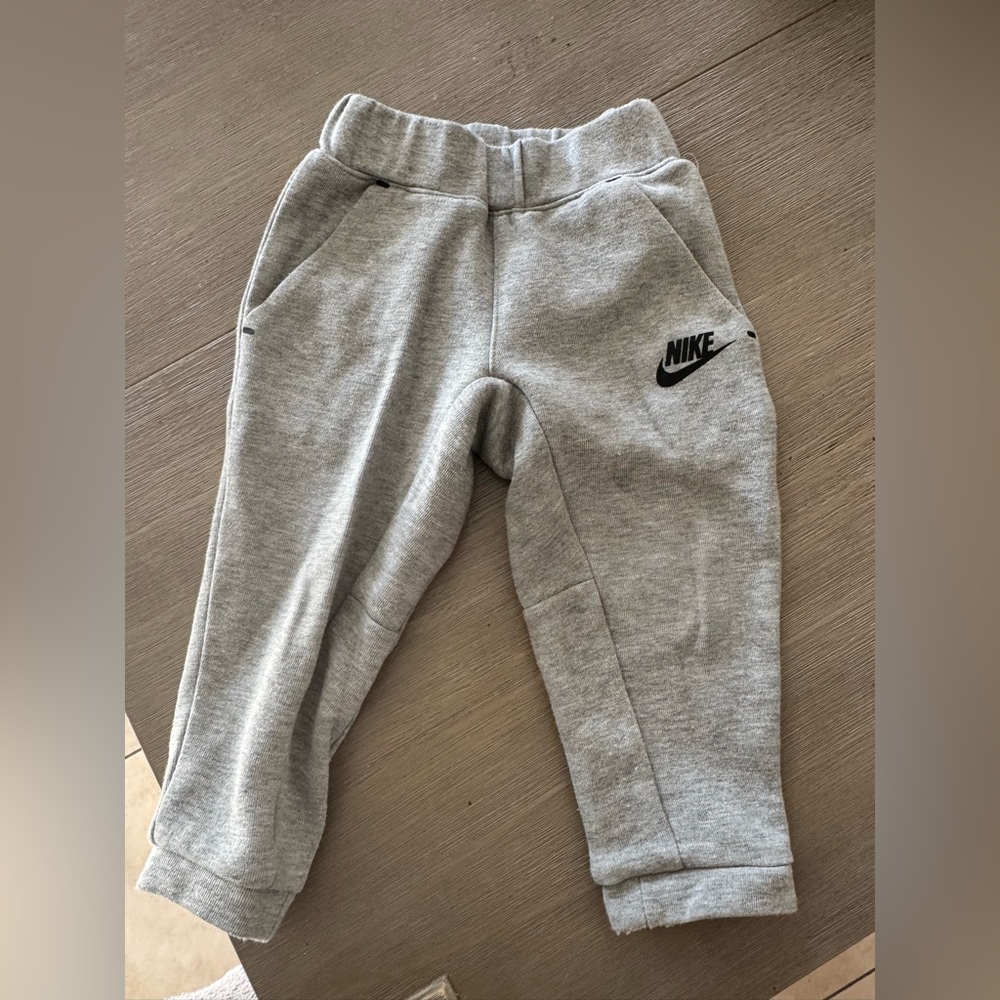Toddler Nike tech sweats 2T